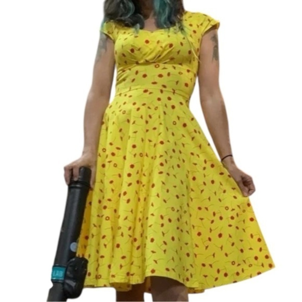 Gowntown Women’s Size M Yellow Red Floral Printed Short Sleeve Fit & Flare Dress